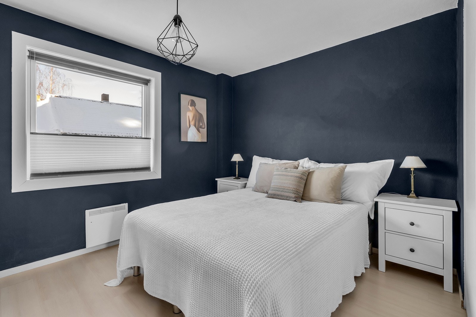 Soverom 1, romslig med god plass til dobbeltseng Galleribilde