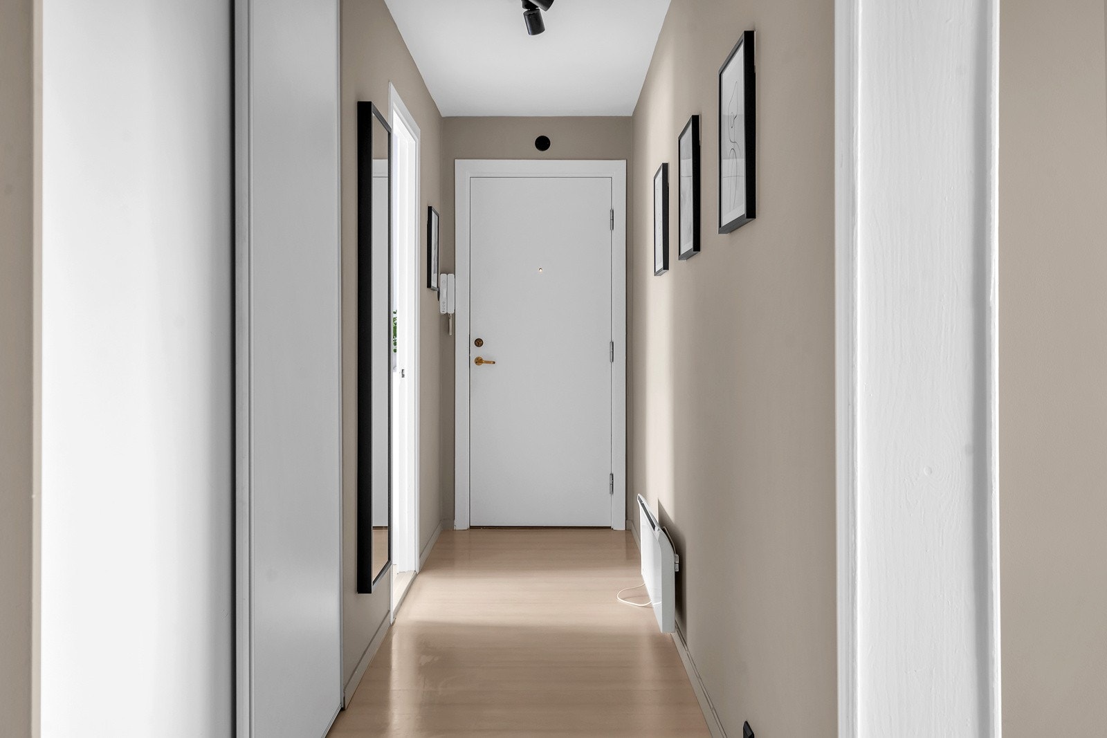 Velkommen inn! I gangen er det skyvedørsgarderobe for oppbevaring av ytterklær og sko Galleribilde