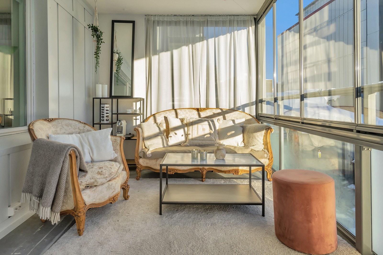 Balkongen er sydvendt og har plass til grill og utemøblement Galleribilde