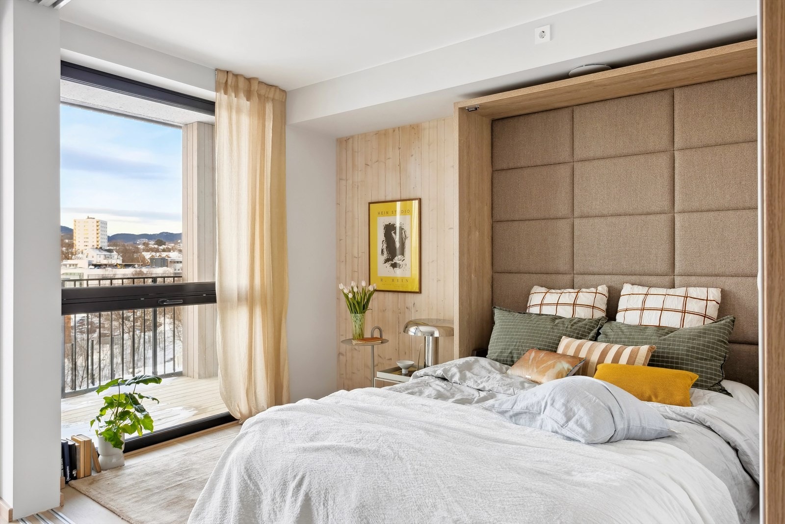 Praktisk og moderne utformet skapseng som kan slås opp ved behov Galleribilde