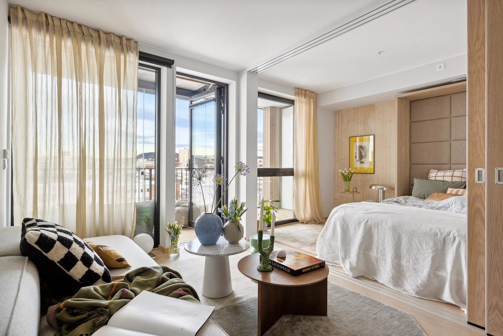 Leiligheten har smarte skyvedører som kan lukke av både soverom og kjøkken etter eget ønske Galleribilde