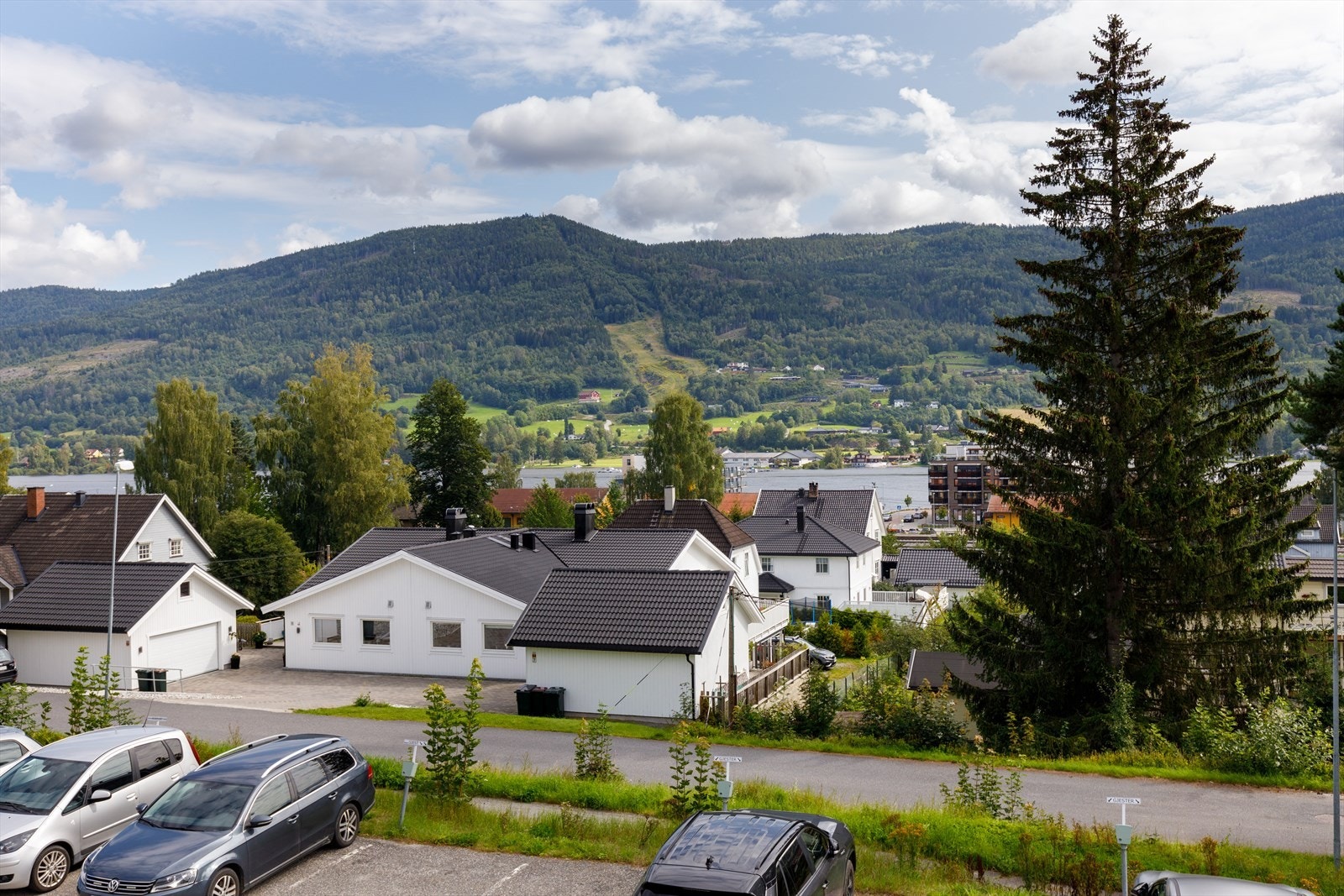 Det er flott utsikt utover Vikersund og Øståsen fra veranda Galleribilde