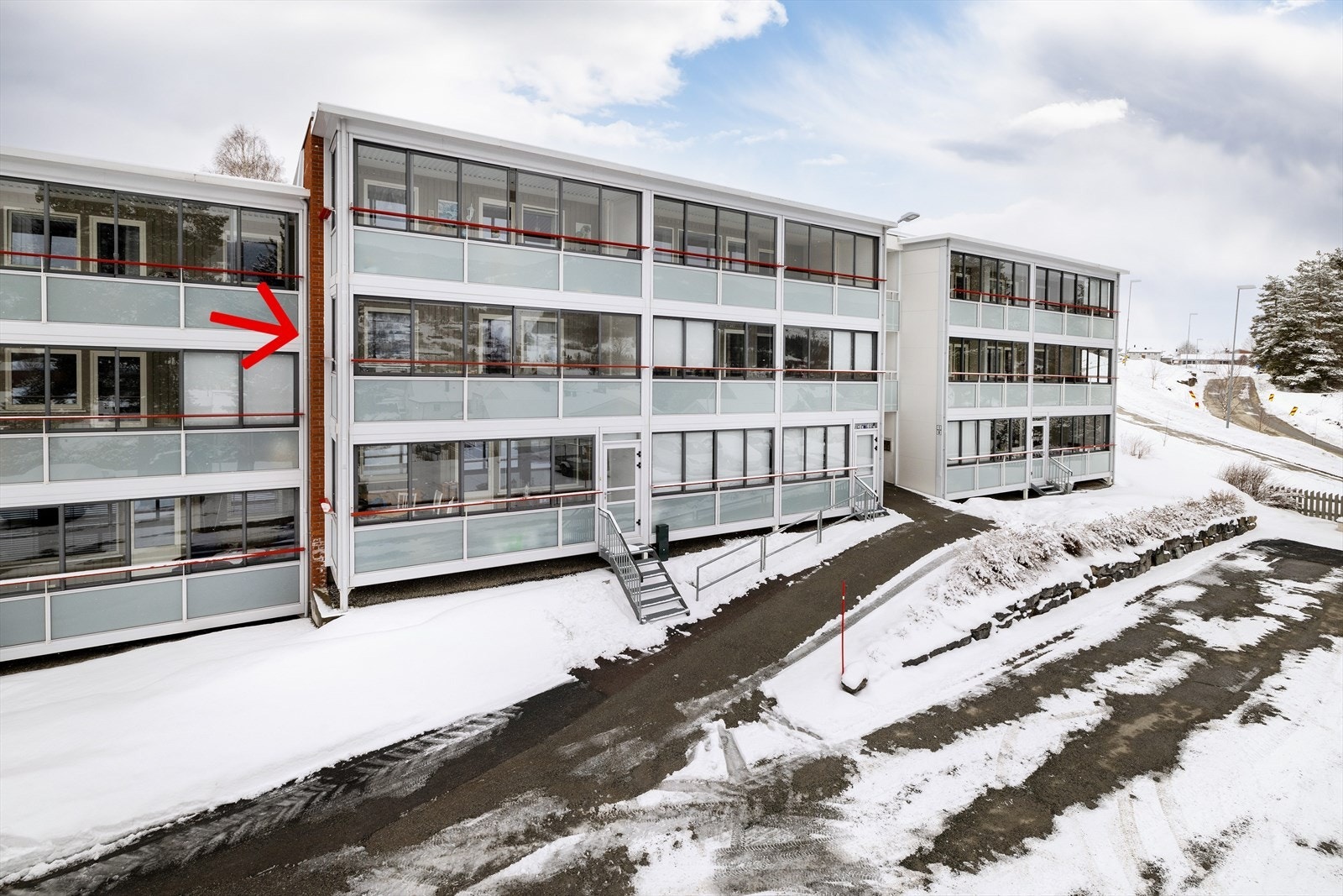 Leiligheten ligger i 2. etasje, og har 2 store innglassede verandaer - en på hver side av leiligheten. På siden mot øst kan morgensolen nytes, denne balkongen har adkomst fra soverommet.
Fra stuen er det adkomst til veranda mot vest, med gode solforhold. Galleribilde
