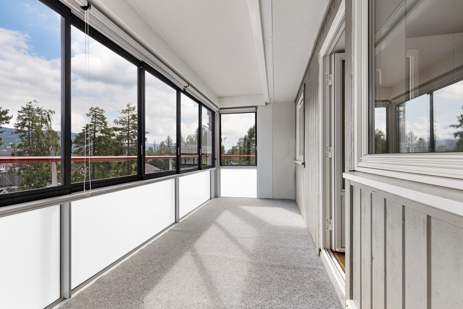 Romslig veranda med god plass for utemøblement. Galleribilde