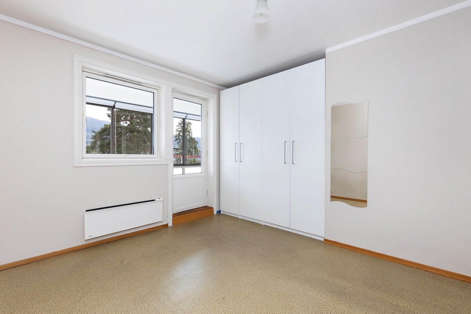 Soverom med garderobeskap og direkte utgang til veranda Galleribilde