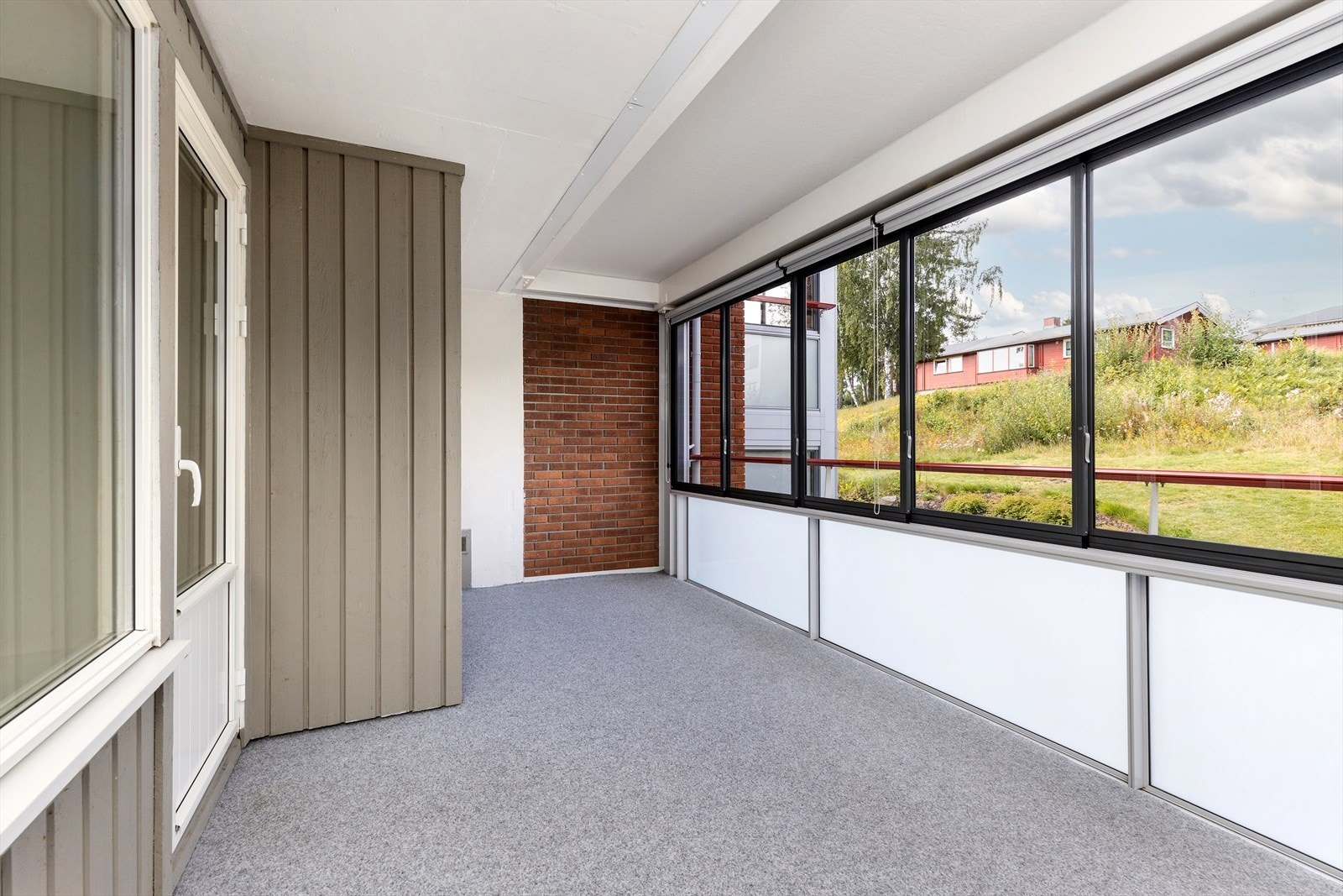 Vinduene på verandaene kan åpnes og det er solskjerming med rullgardiner Galleribilde