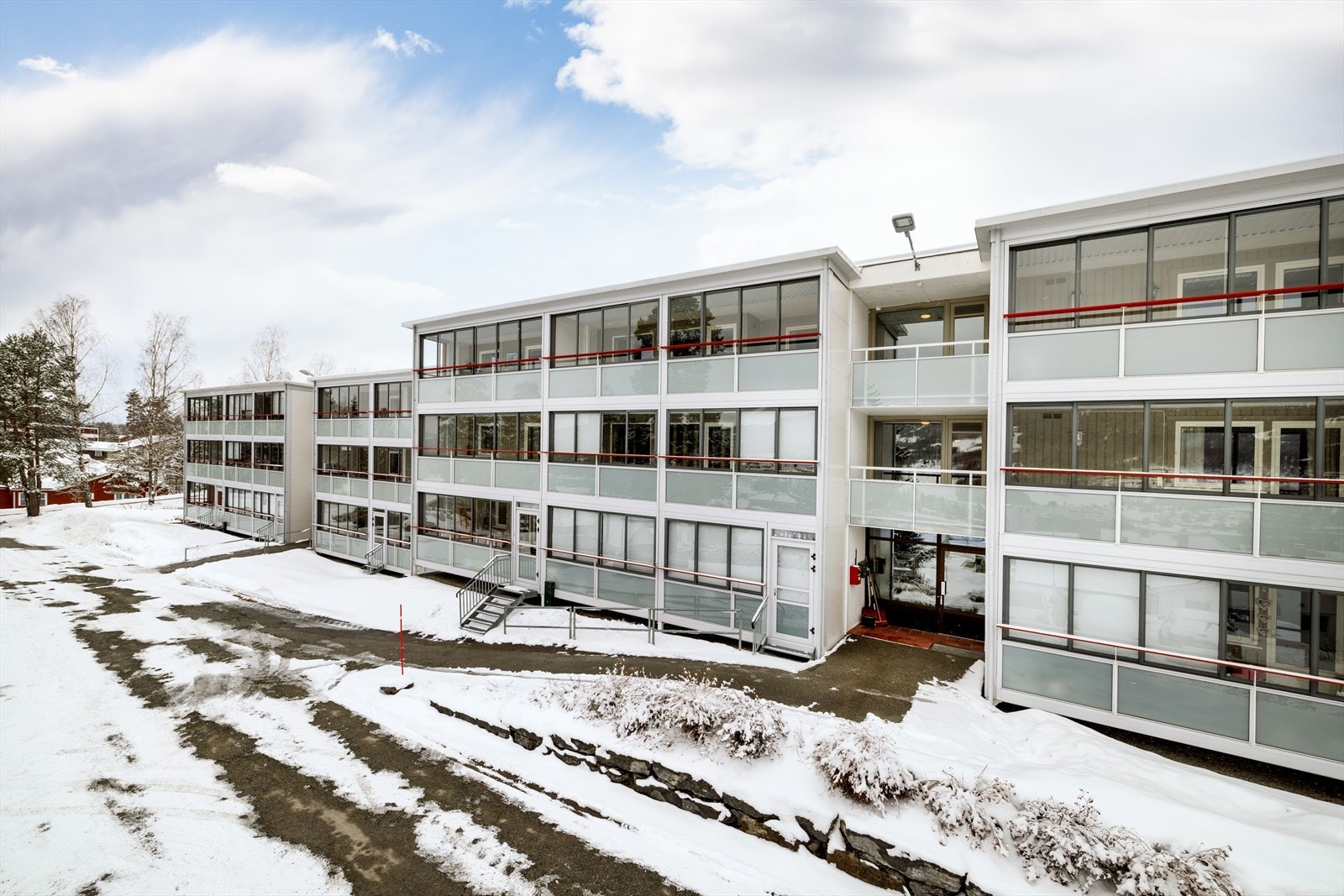 Velkommen til Ekornveien 1B, sentralt beliggende like utenfor Vikersund sentrum. Her bor man trygt, enkelt og sentralt! Galleribilde