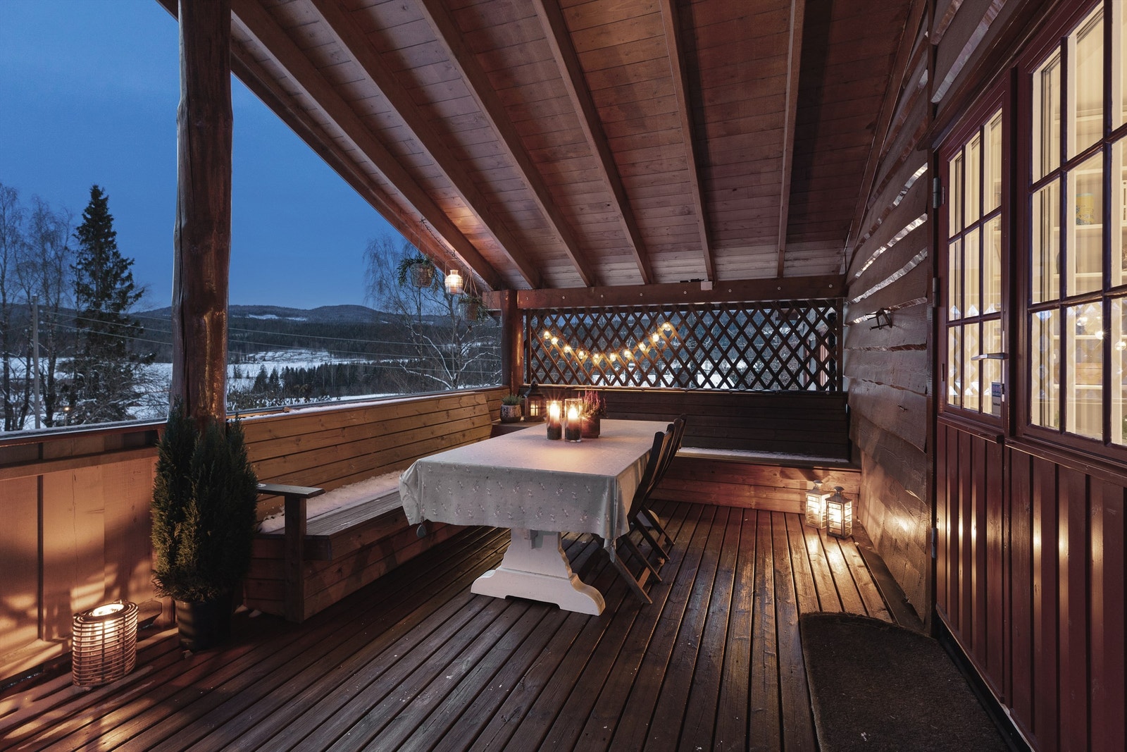 Romslig og overbygget terrasse. Denne er svært usjenert uten innsyn og rommer hele grillselskapet på sommerstid. Galleribilde