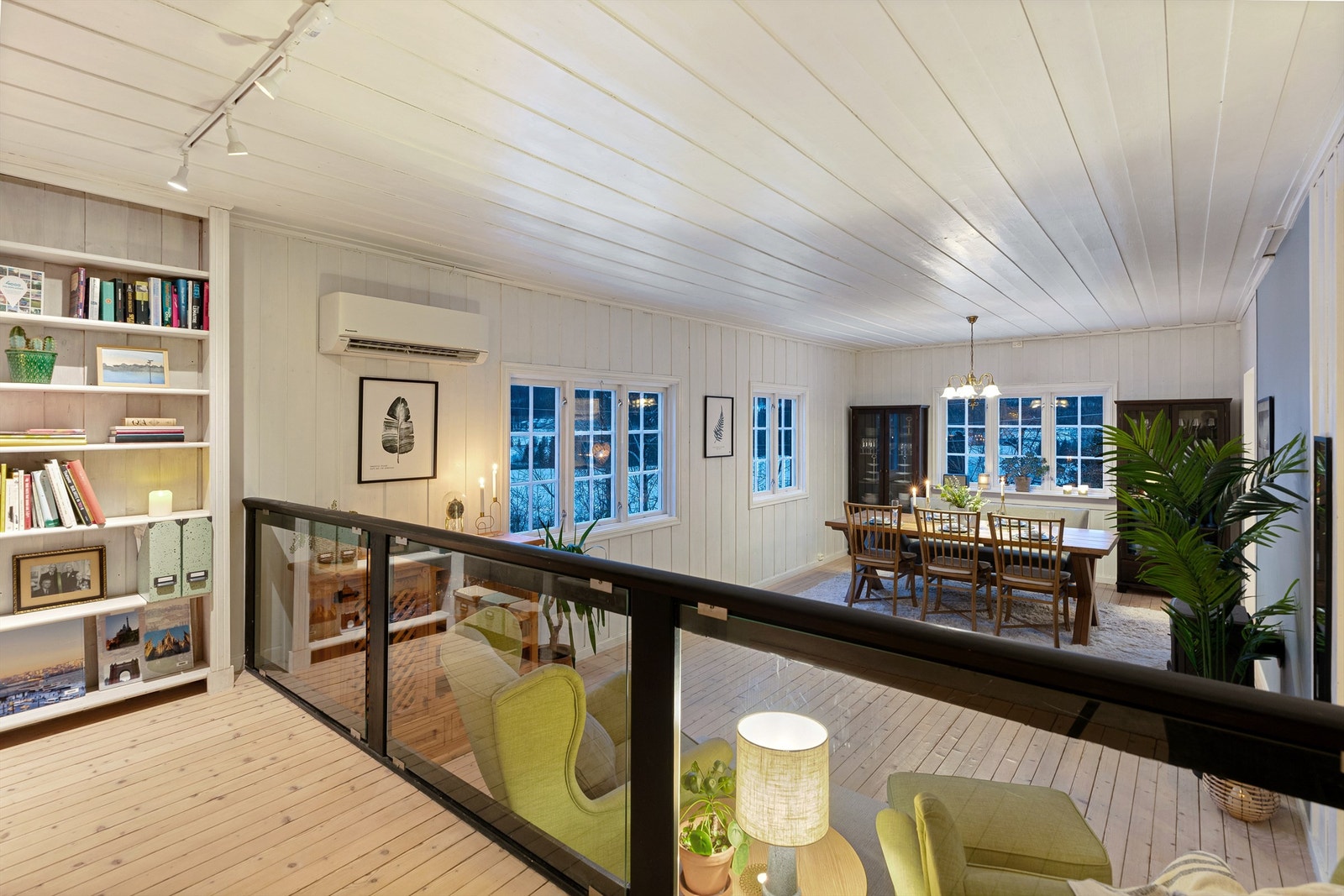 Fra bibliotekavdelingen ser en ut mot spisestueavdelingen med svært god plass, her kan det dekkes langbord for familie og venner for hyggelige lag og middager både til høytid og hverdags. Galleribilde
