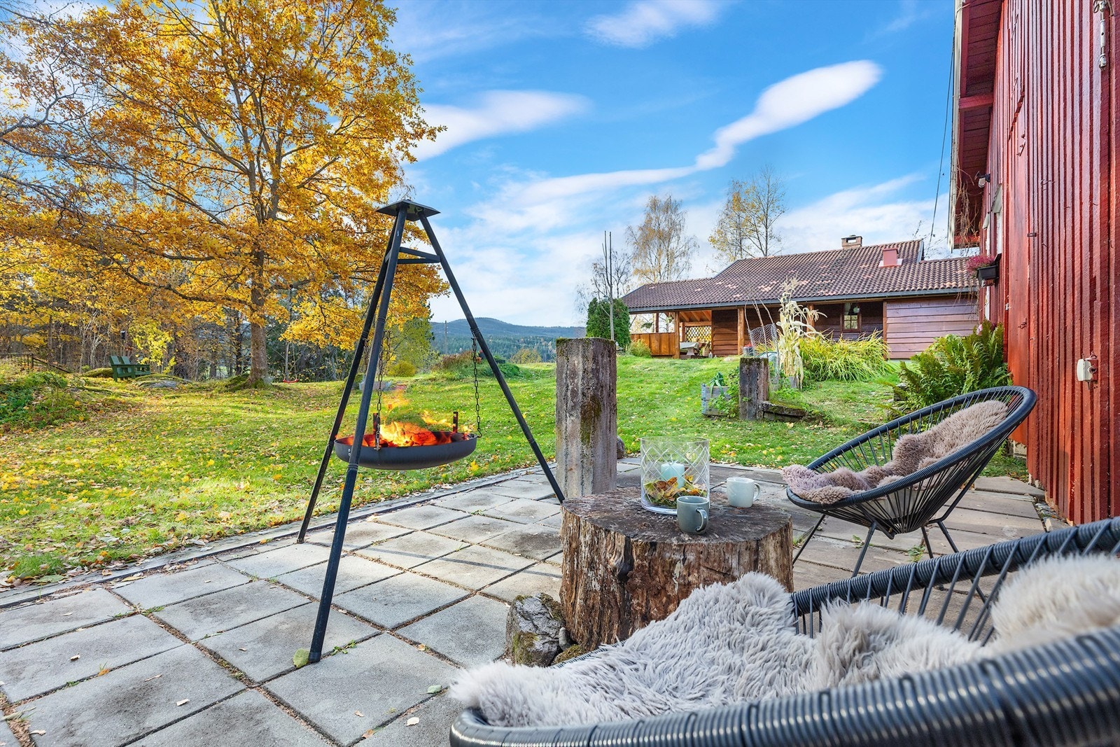 Høst stemning med fyr på blåpanne og kaffekos. Galleribilde