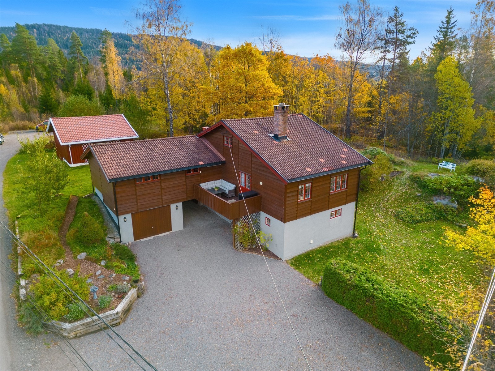 Eiendommen har en super gårdsplass som er knallfin når familie og venner kommer på besøk, det er parkering til alle. Galleribilde