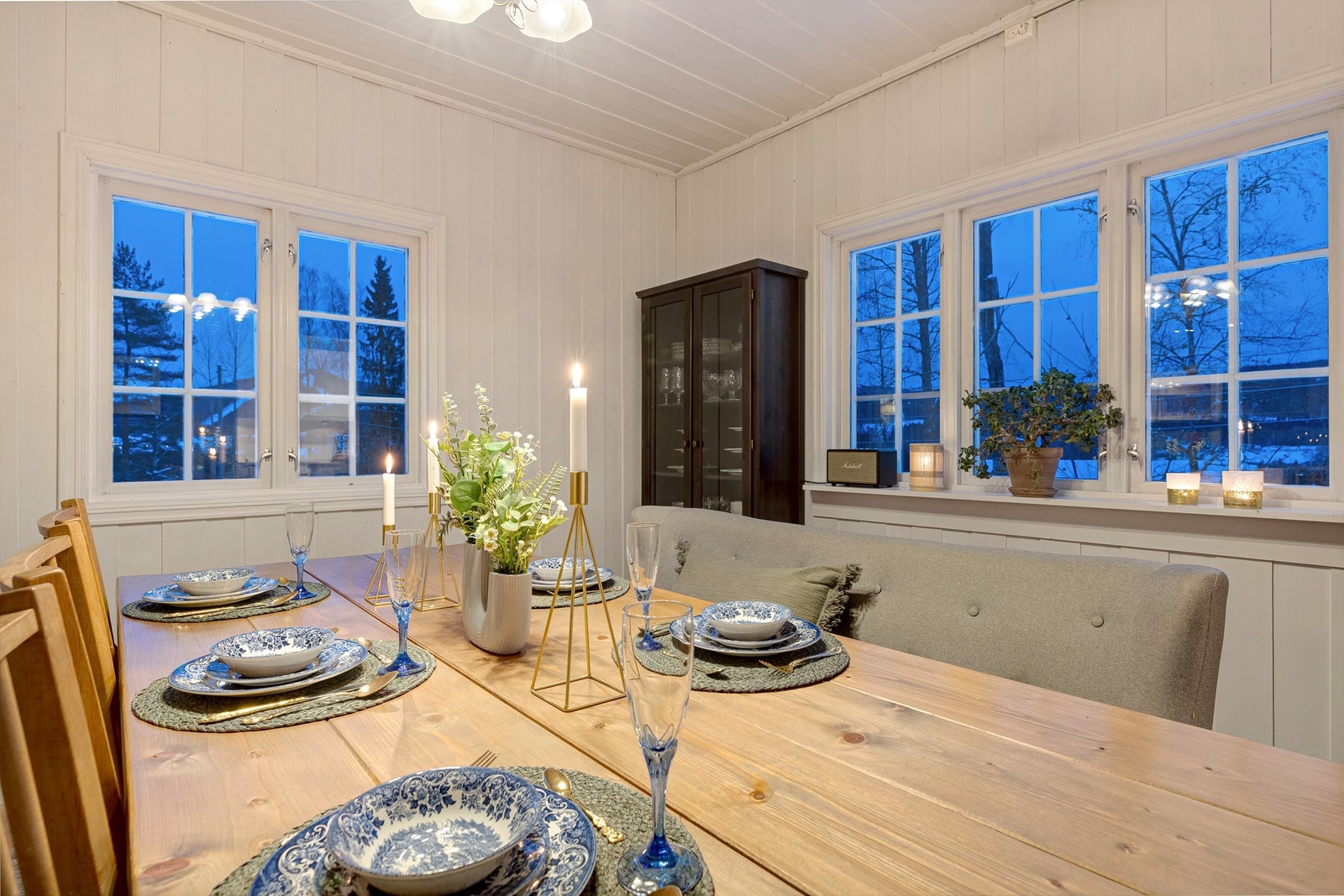 Fra spisestuen er det utsikt til Varingskollen som har flott lyssetting i vinterhalvåret, utenfor kan du få øye på et rådyr eller to. Galleribilde