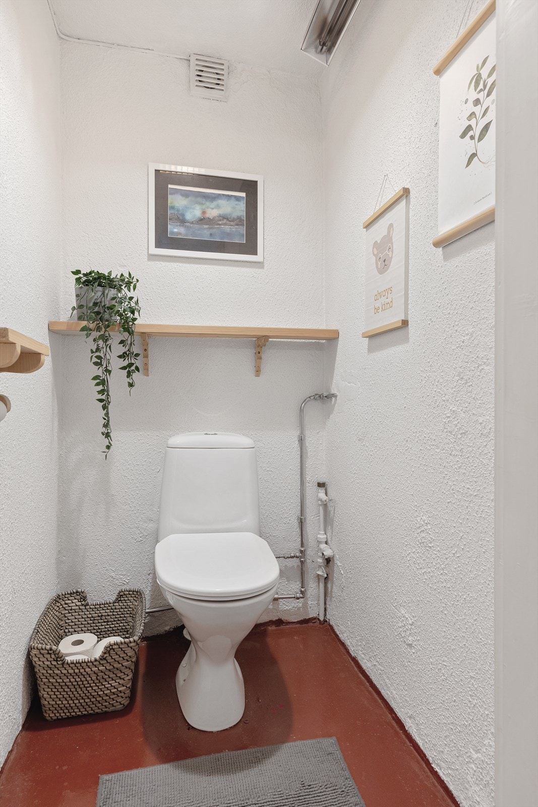 WC i underetasje med stråleovn og el vifte montert. Galleribilde
