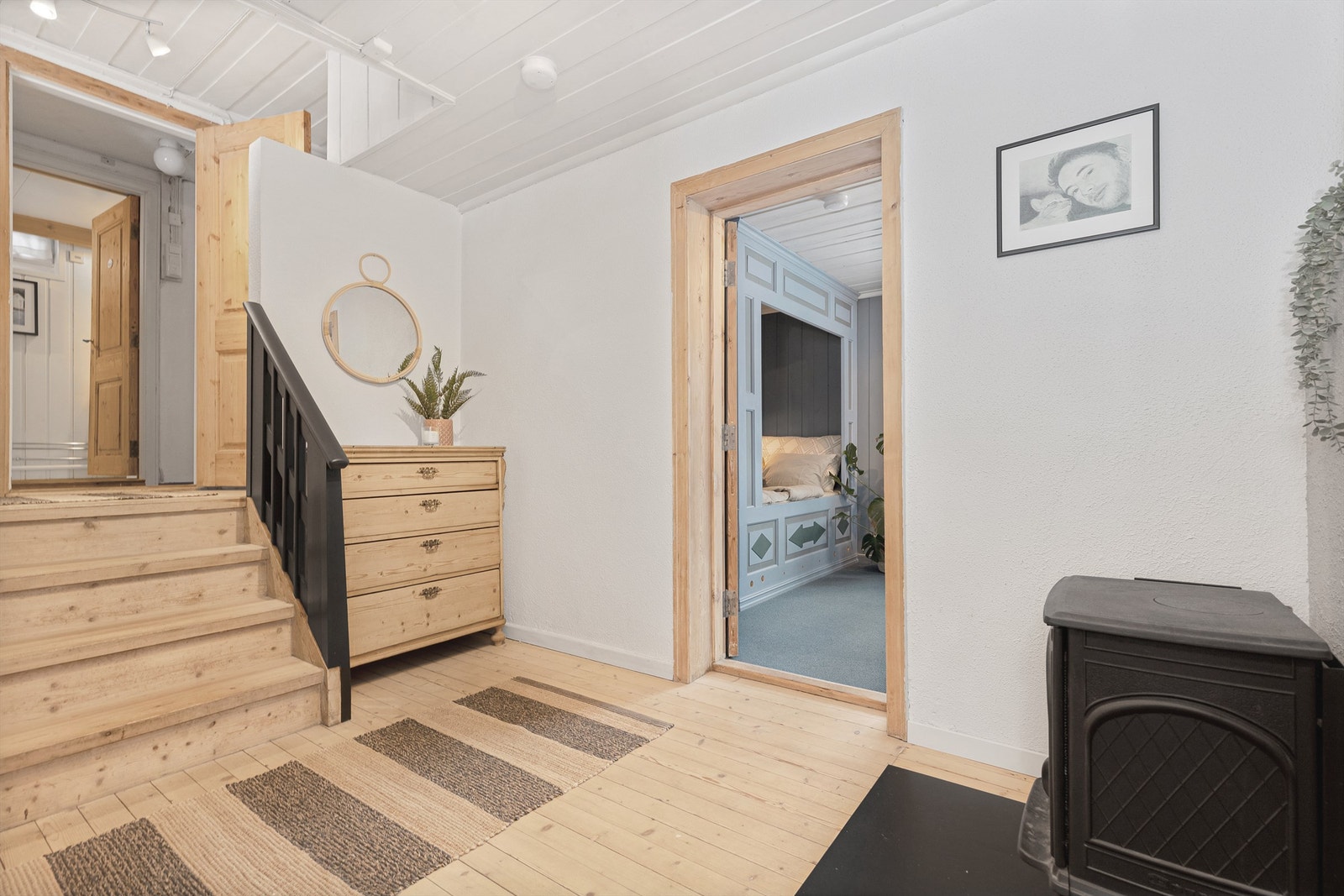 I gangen er det montert en fin peisovn som gir lun varme til gang og oppover til neste etasje. Galleribilde