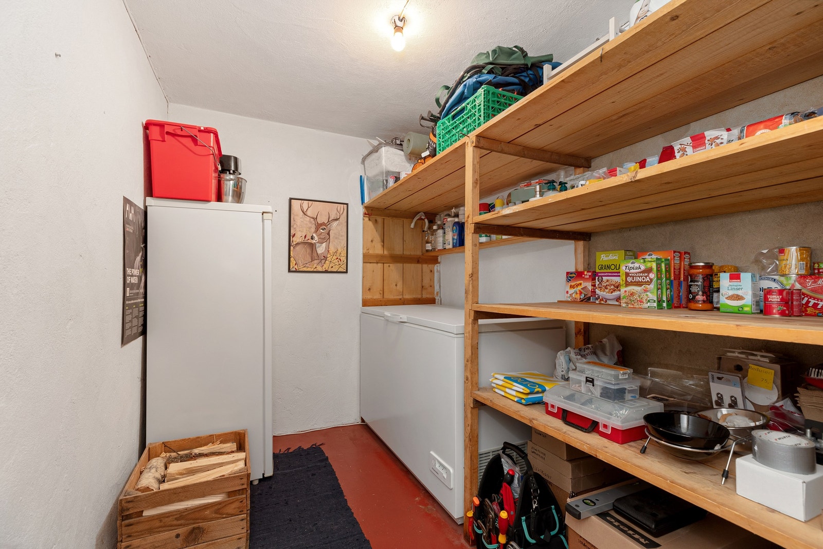 Bodplass blir det aldri nok av og her er det fin plass for lagring. Boligen har godt med lagringsplass i form av to boder og loft, i tillegg til garasje og anneks. Galleribilde