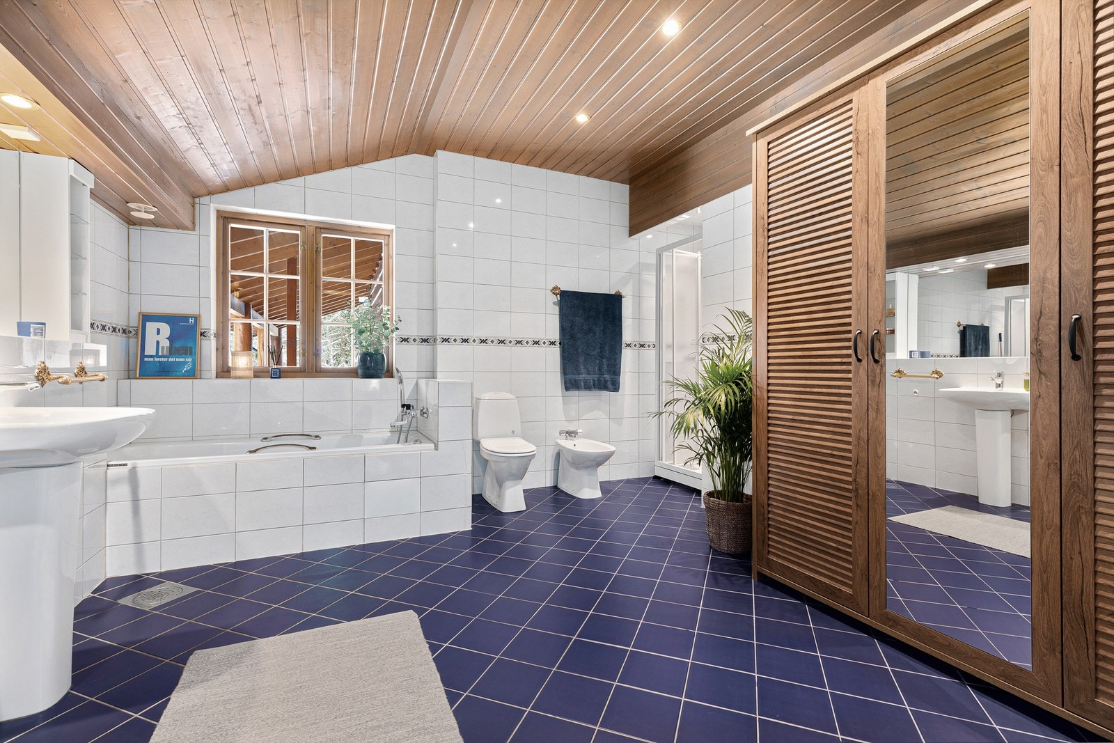 Svært romslig bad/wc med både badekar og dusjkabinett, varmekabler i gulvet for lun varme i rommet. Badet ble etablert i forbindelse med tilbygg i 95-97. Galleribilde