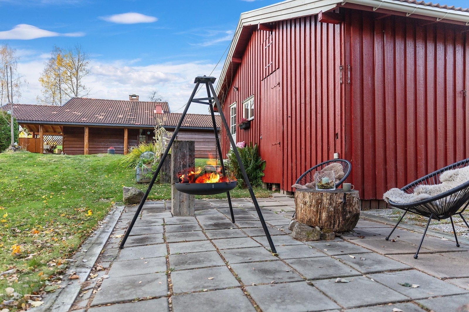 Hyggelig terrasse utenfor uthuset. Galleribilde