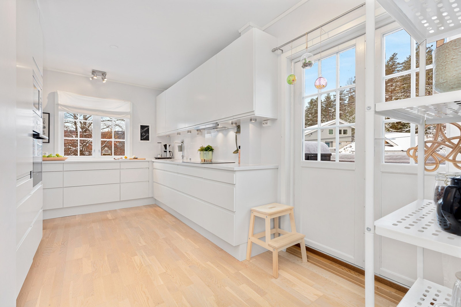 Kjøkkenet har godt med skapplass for både kjøkkenredskaper og dekketøy til dagens måltider. Galleribilde