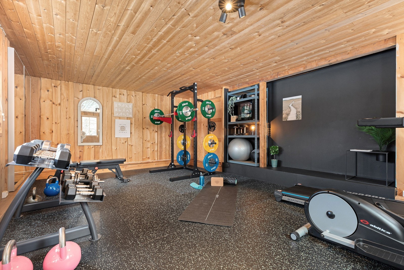 Uthus/anneks benyttes i dag til en supert trimrom. Utstyr på treningsrommet inkl. sportsgulv og speil vil selger ta med seg (kan eventuelt kjøpes mot et tillegg). Galleribilde
