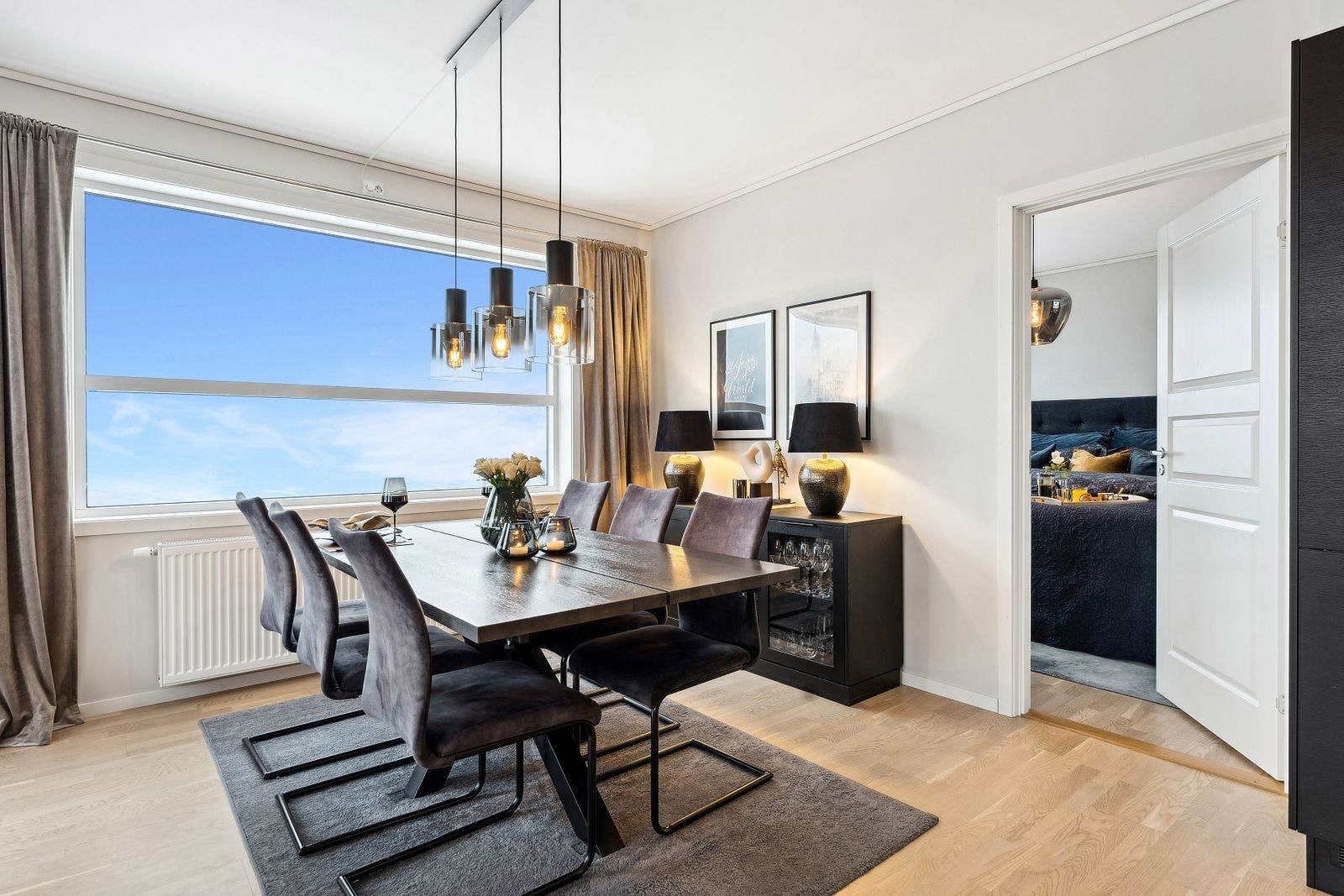 Leiligheten oppvarmes med vannbåren varme via radiatorer. Galleribilde