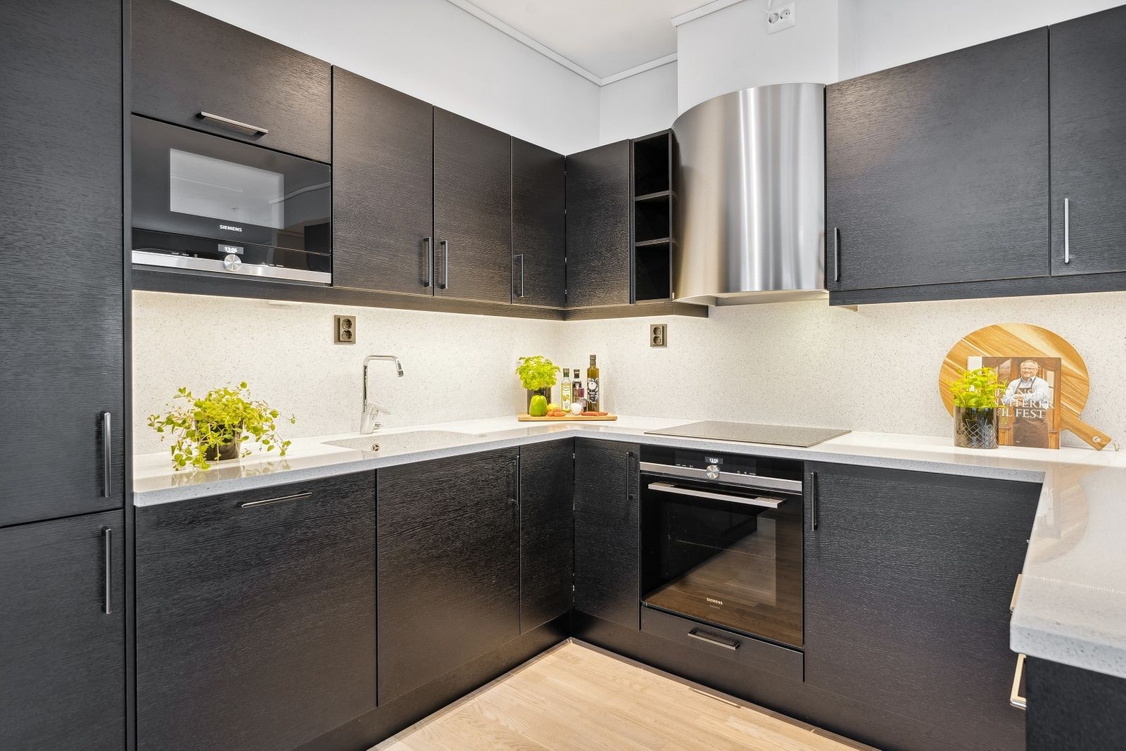 Sigdal-kjøkkenet er stilrent og moderne, oppført i en smart u-form med god skap- og benkeplass. Galleribilde