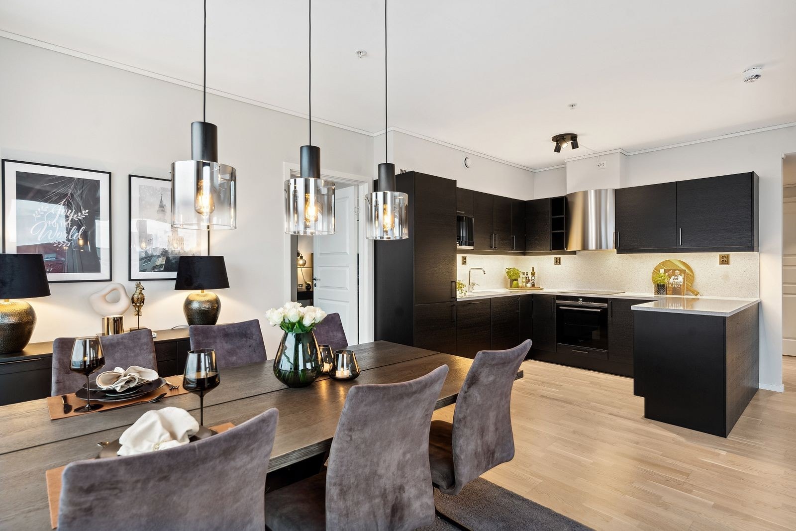 Stuen er naturlig inndelt i ulike brukssoner, og det passer utmerket å innrede med spiseplass nærmest kjøkkenet. Galleribilde