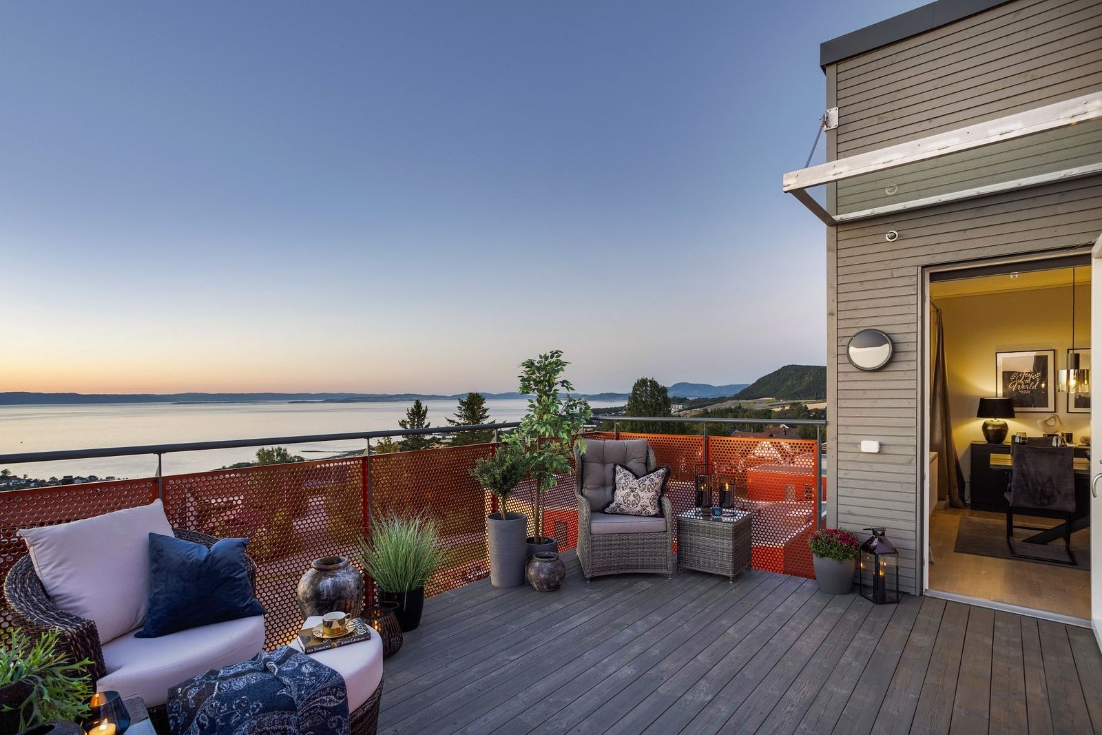 Stuen har utgang til en herlig balkong på ca. 18 kvm. Galleribilde