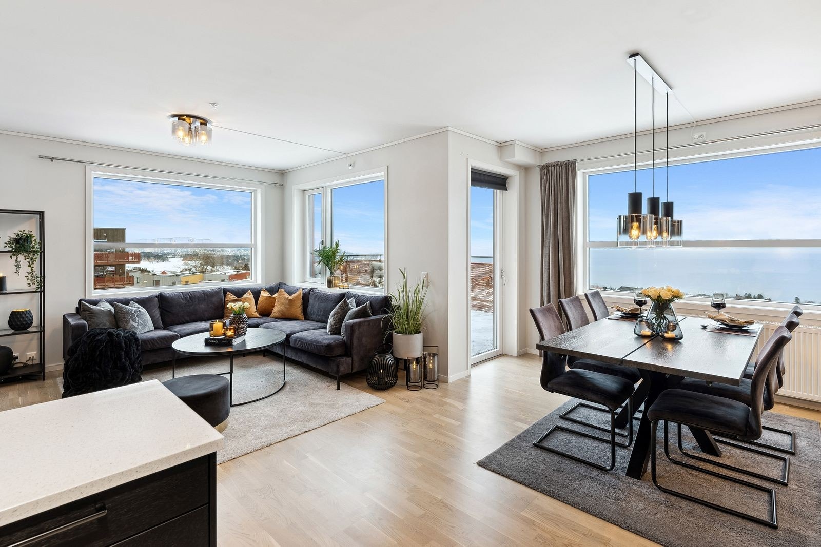 Store vinduer i to himmelretninger gir rikelig med dagslys, samtidig som de ivaretar den spektakulære fjordutsikten. Galleribilde