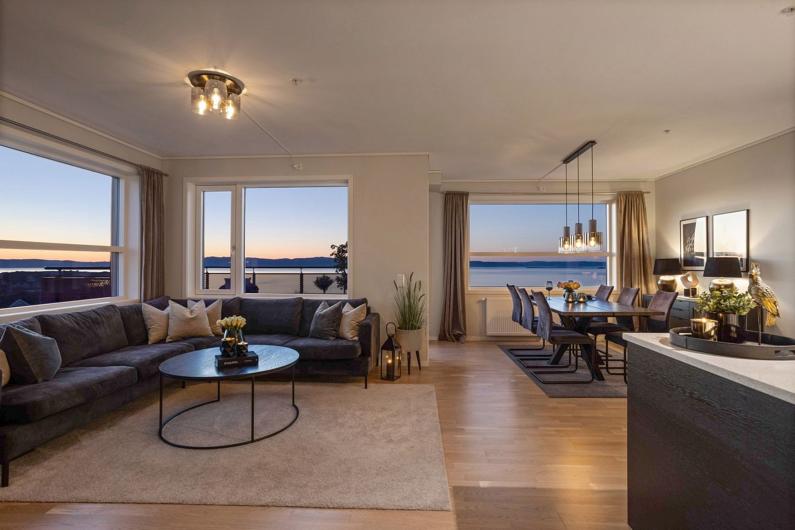 Stuen og kjøkkenet utgjør et lekkert og meget romslig allrom med mye lys og luft. Galleribilde