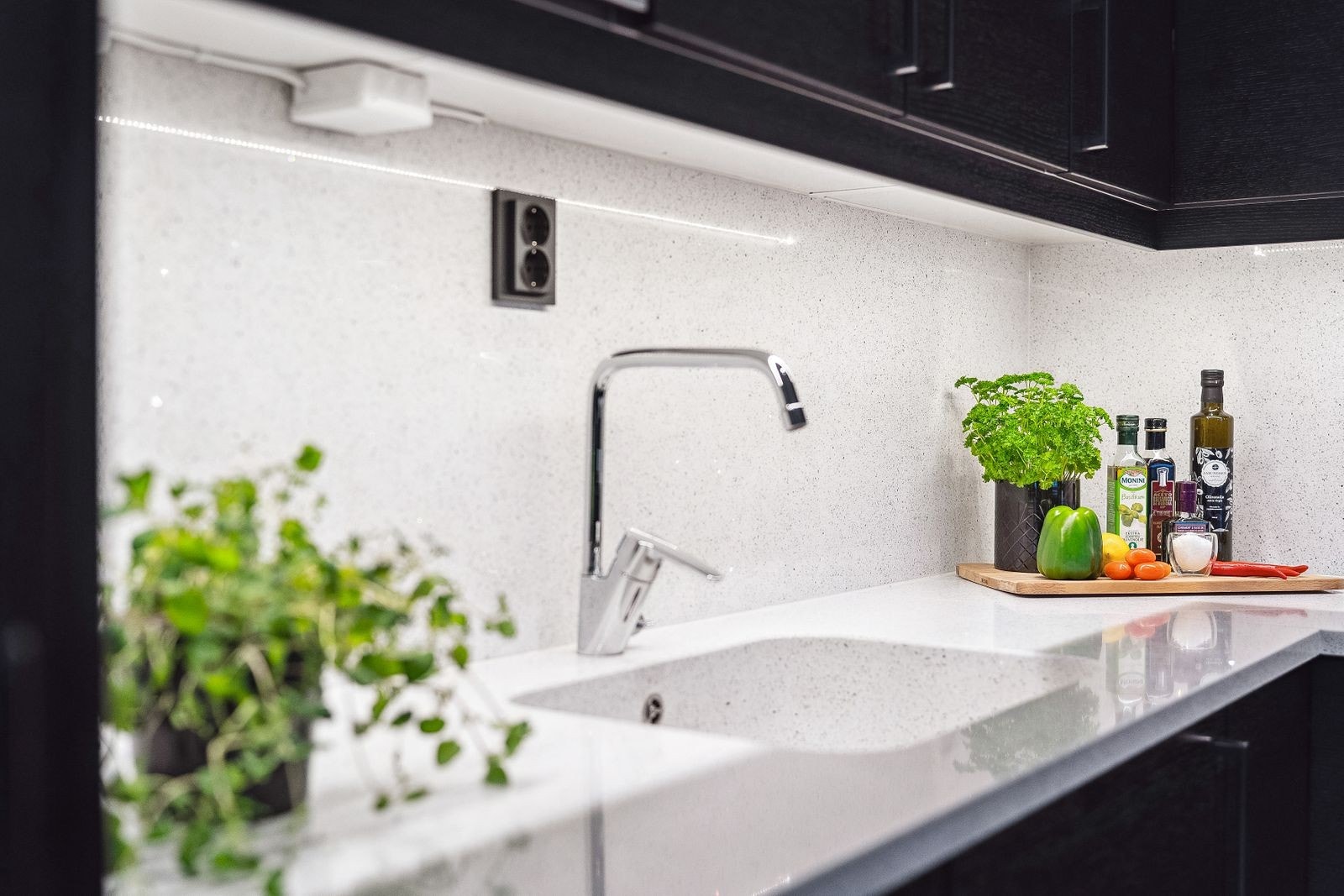 Kjøkkenet er påkostet med en lekker Silestone benkeplate av typen Blanco Stellar. Galleribilde