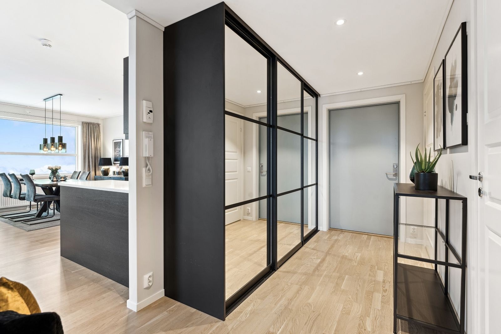 Man ønskes velkommen av en innbydende entré med dørtelefon - påkostet med dimmbare downlights i himlingen. Galleribilde