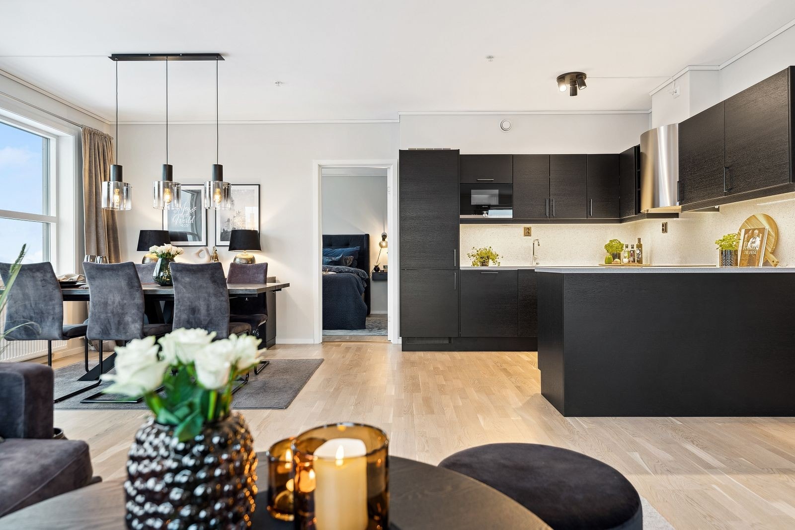 Leiligheten er betydelig påkostet med en rekke gode tilvalg, inkludert ekstra stikkontakter og massive innerdører. Galleribilde