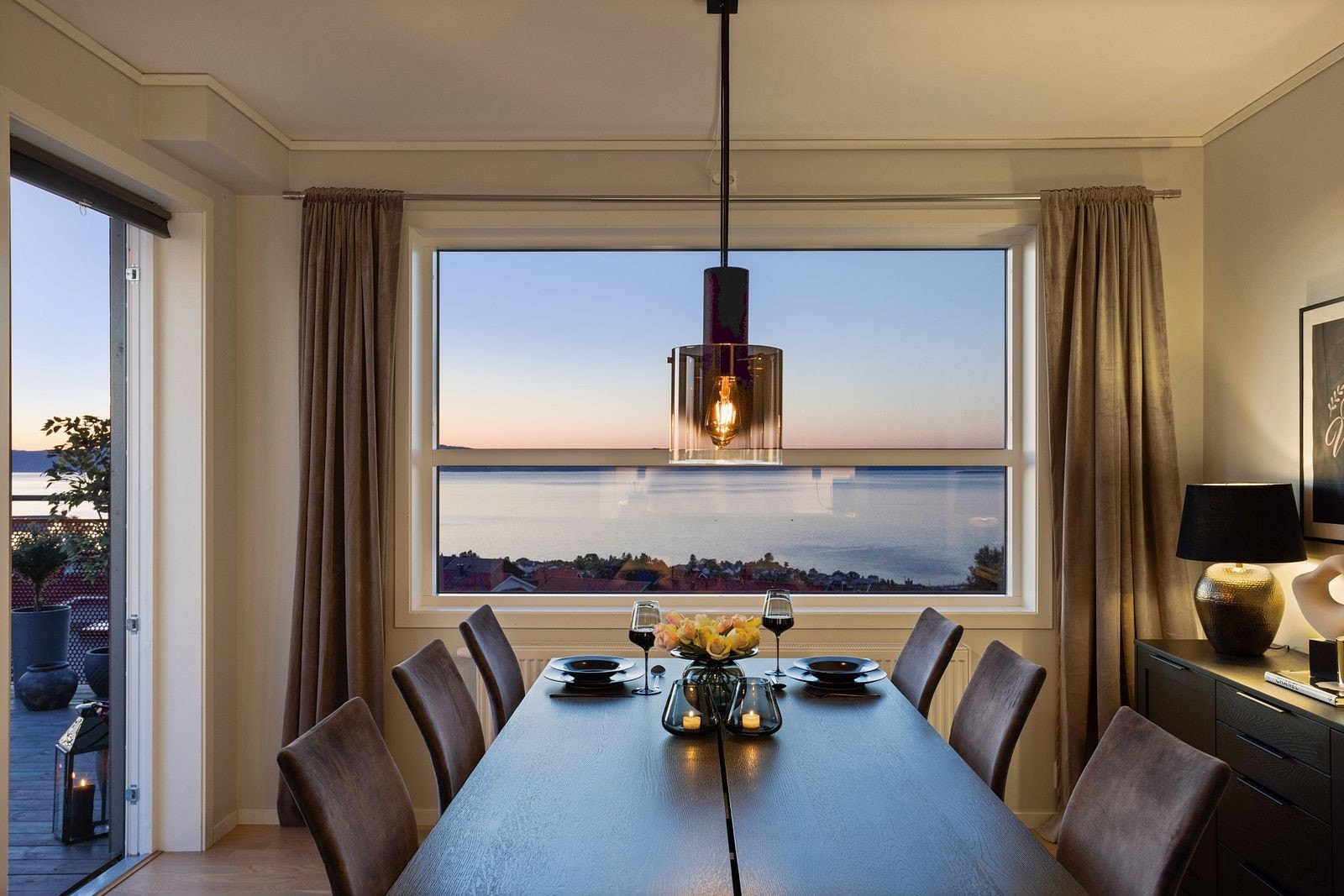 Den storslåtte fjordutsikten spiller hovedrollen både inne og ute. Galleribilde