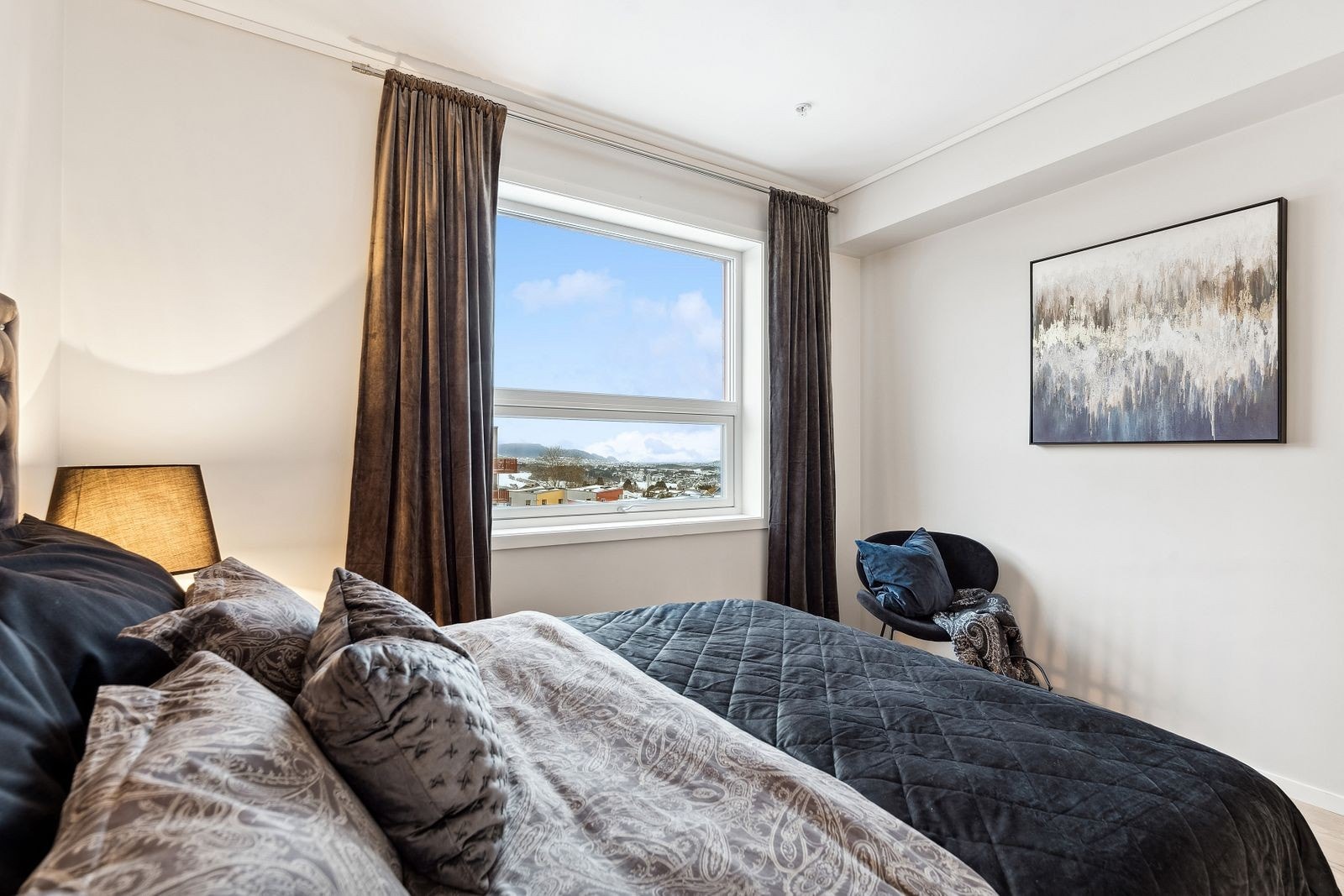 Begge soverommene har plass til dobbeltseng med tilhørende nattbord. Galleribilde