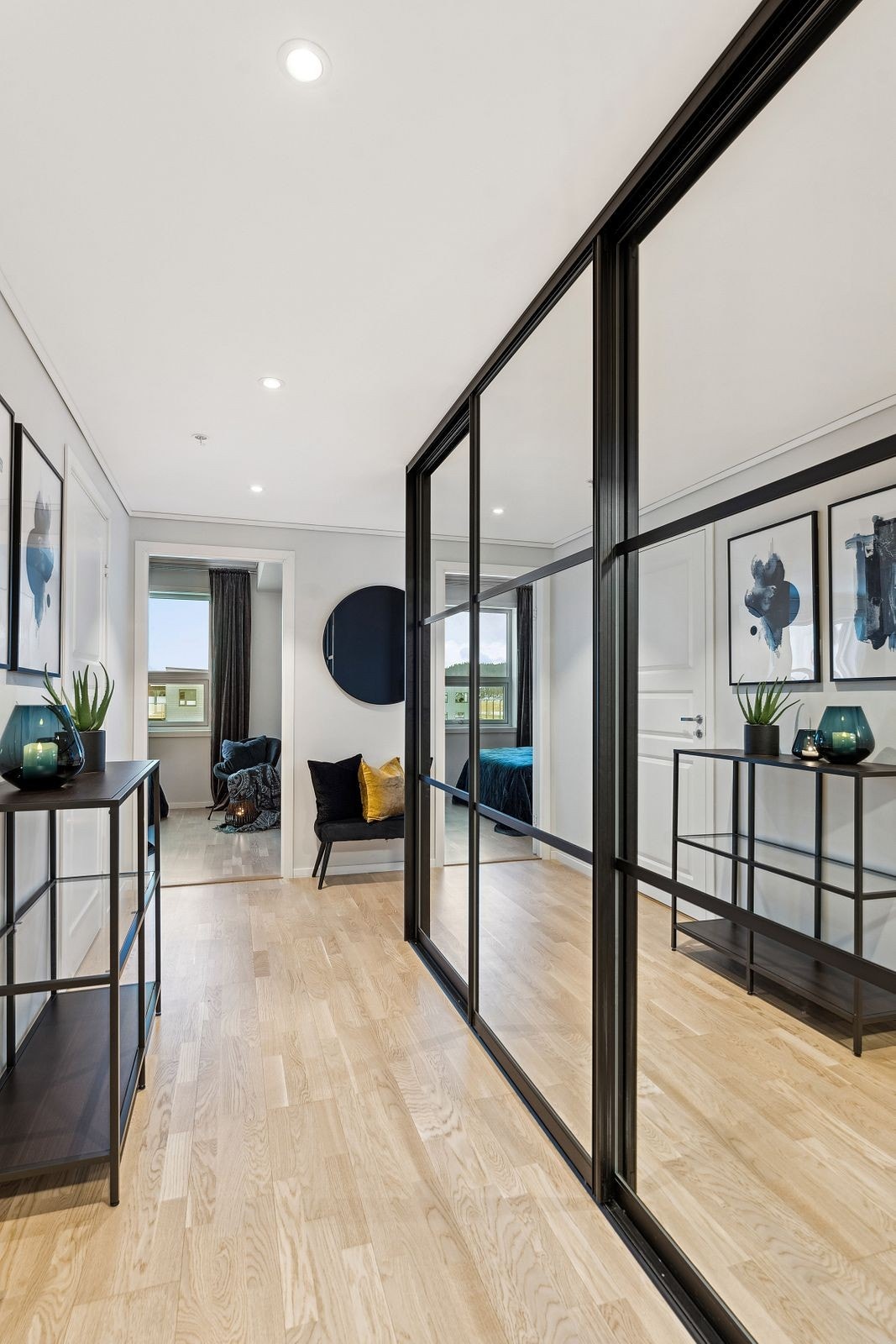 En stor skyvedørsgarderobe gir ekstra romfølelse og rikelig med oppbevaringsplass i entréen. Galleribilde