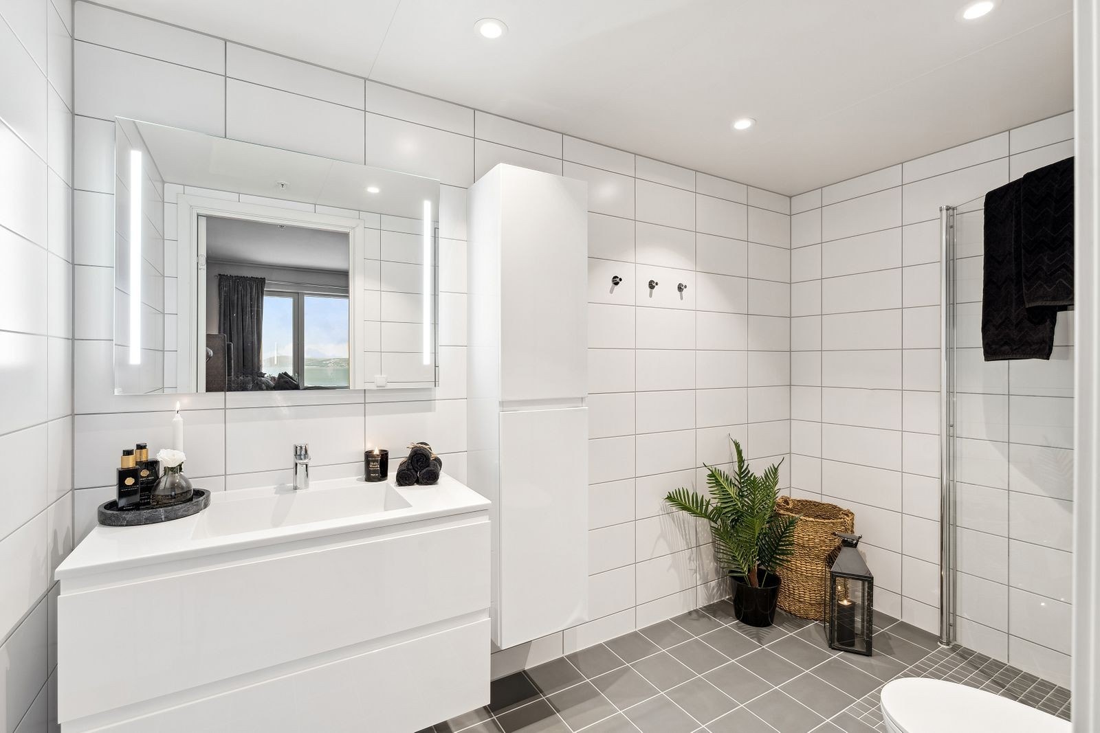 Leiligheten har to flislagte bad, der det ene ligger i tilknytning til hovedsoverommet - en behagelig hverdagsluksus. Galleribilde