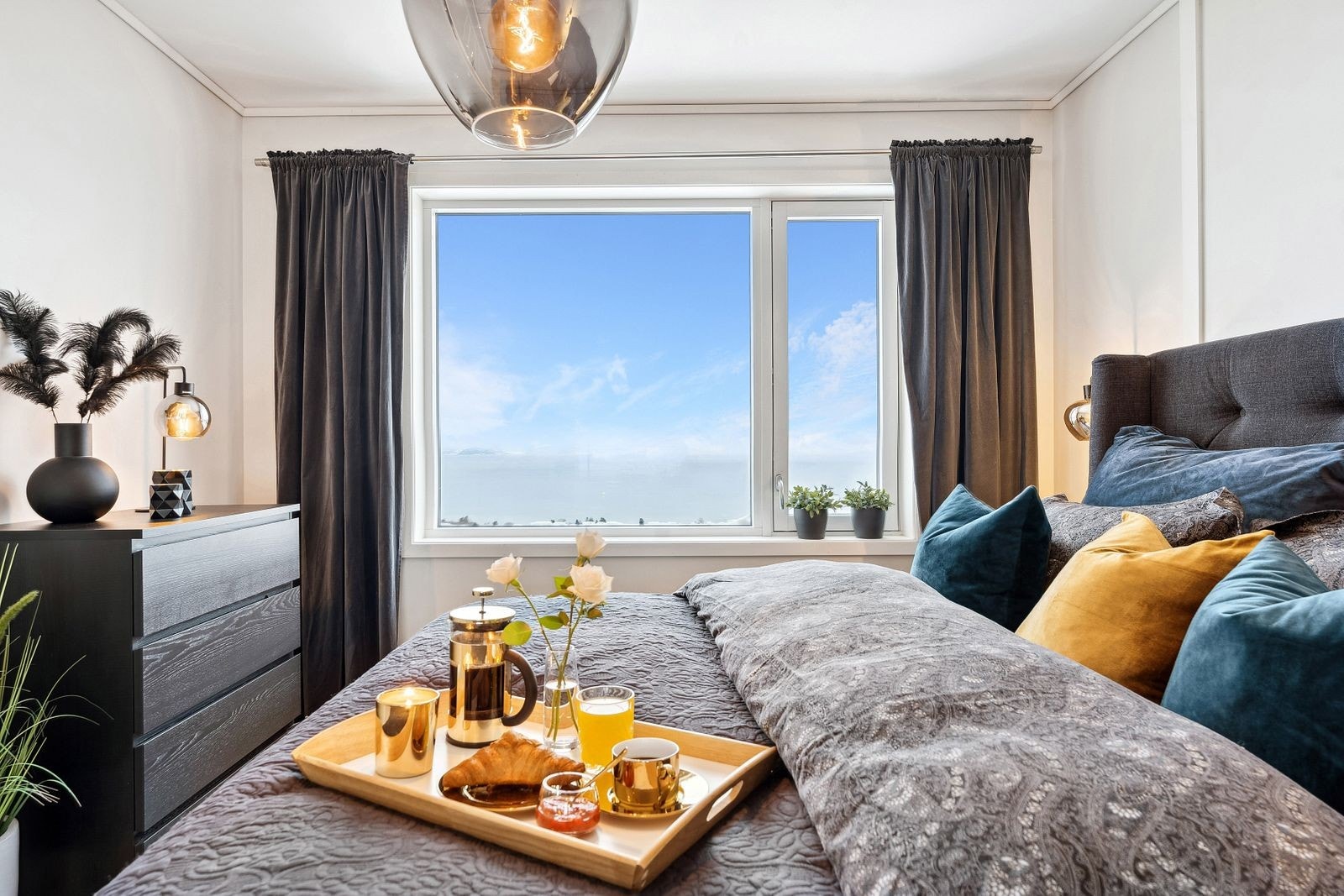 Her våkner man til nydelig utsikt over fjorden. Galleribilde