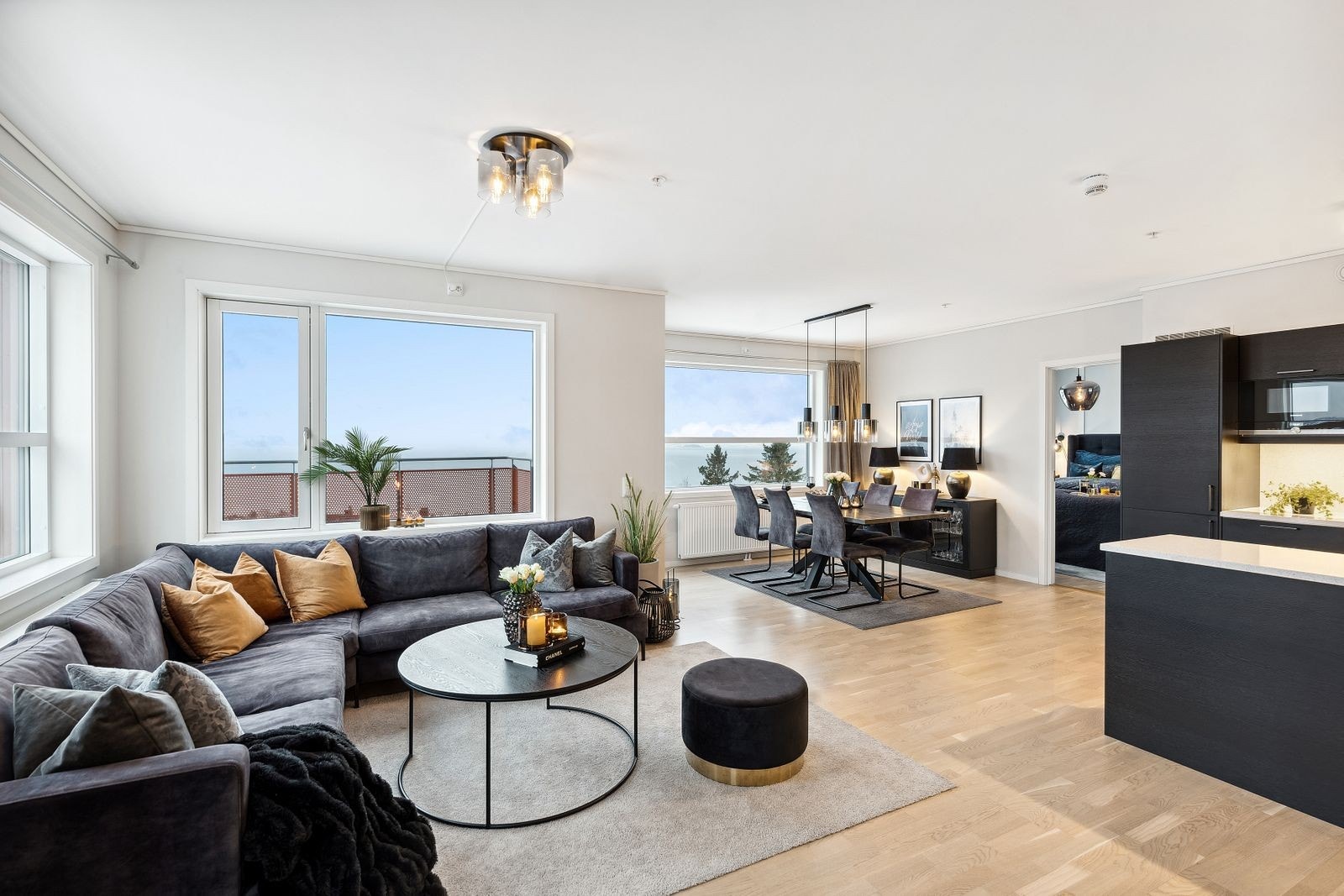 Leiligheten har en fin intern beliggenhet på hjørnet i toppetasjen - fritt og usjenert. Galleribilde