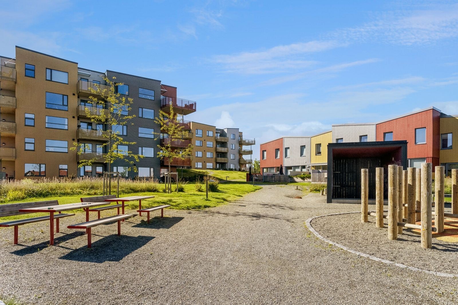 Fra leiligheten er det kort gangavstand til buss, barnehage og flotte turmuligheter i vakker natur. Galleribilde