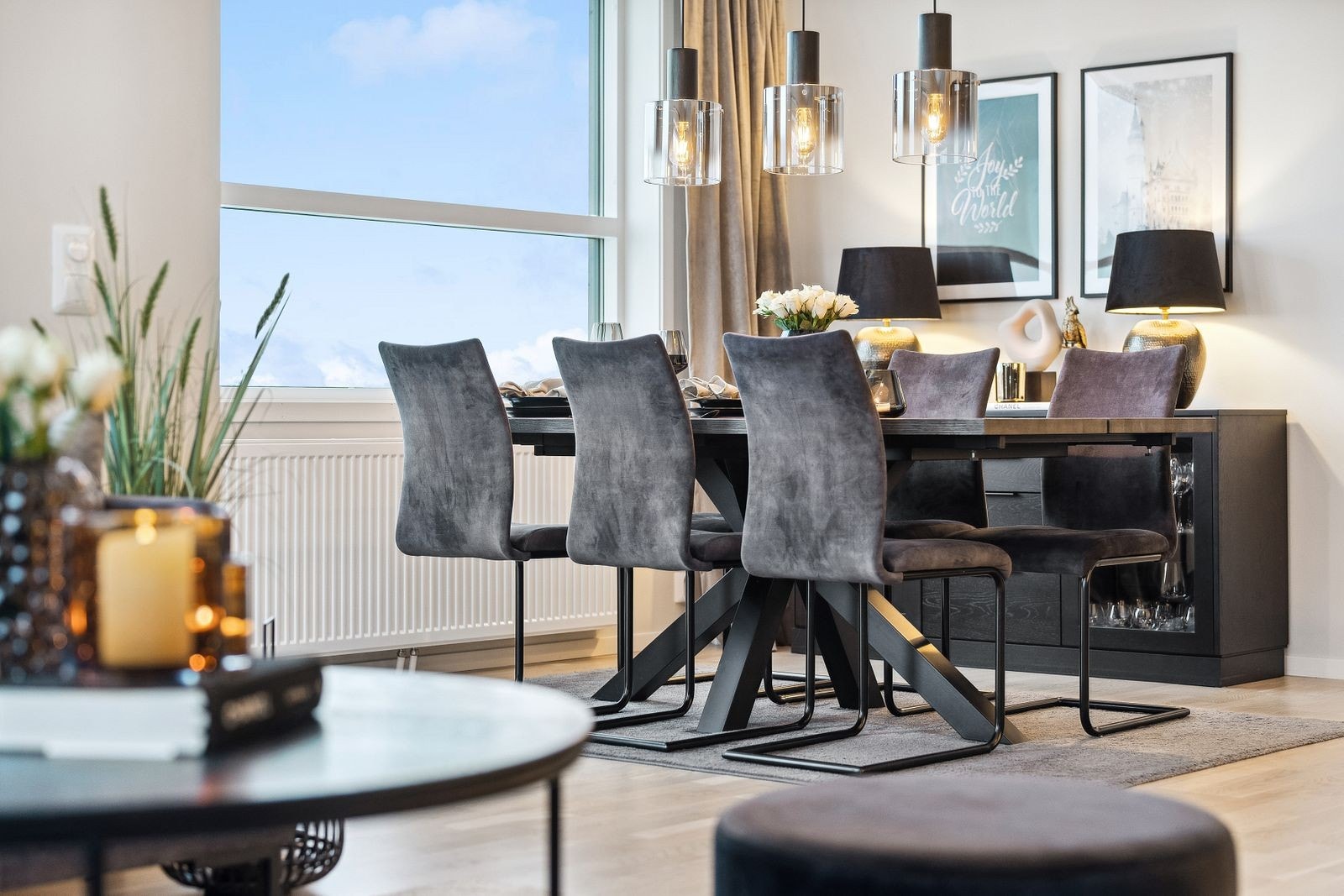 Her samles venner og familie til hyggelige måltider rundt et langbord. Galleribilde