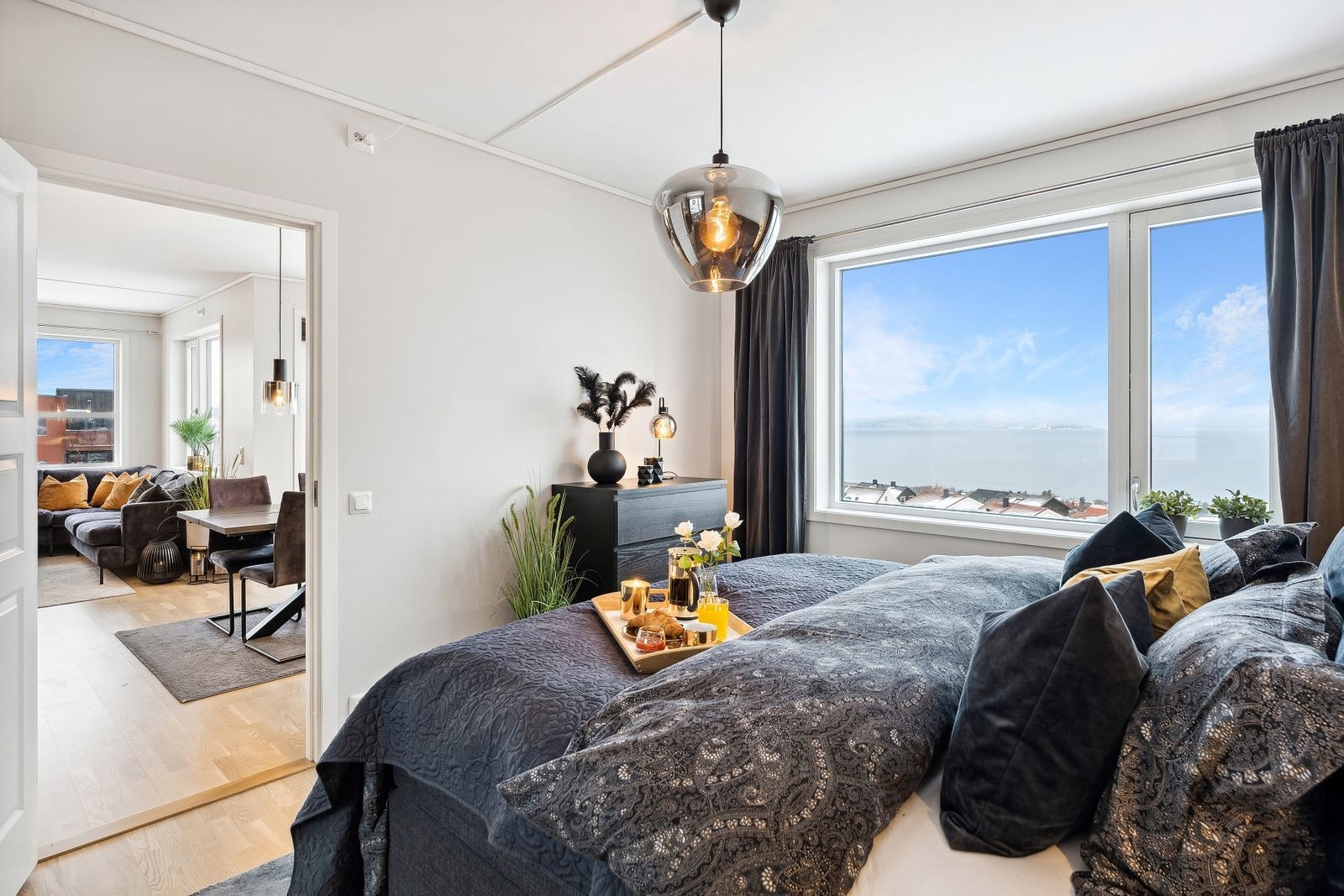 Planløsningen byr på to smakfulle soverom med parkettgulv. Galleribilde