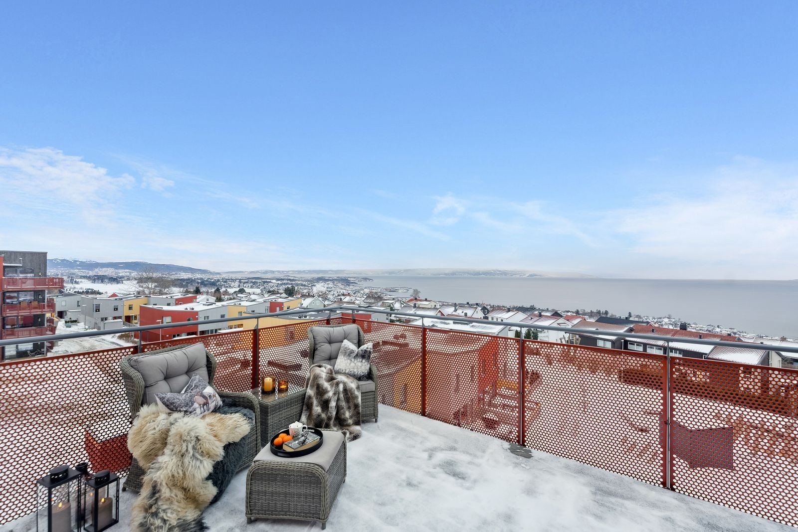 Balkongen innbyr til både stille morgenstunder og lange, sosiale kvelder i godt lag. Galleribilde