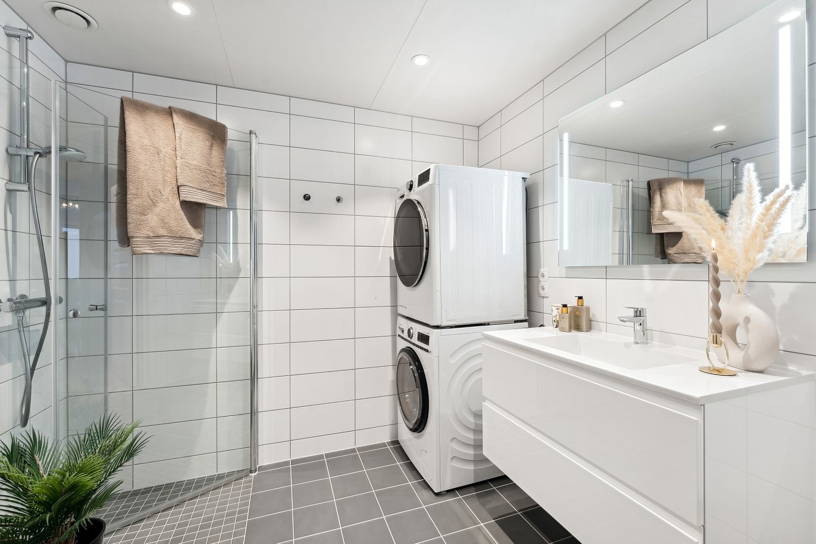 Begge badene er utstyrt med gulvvarme, downlights og vegghengt toalett. Galleribilde