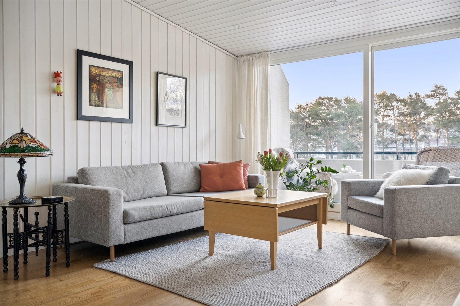 Her er det god plass til sofagruppe og bord, samt TV-møblement. Galleribilde