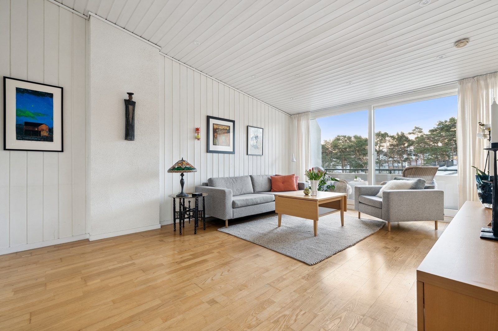 En romslig stue av fin størrelse og med flere møbleringsmuligheter. Galleribilde