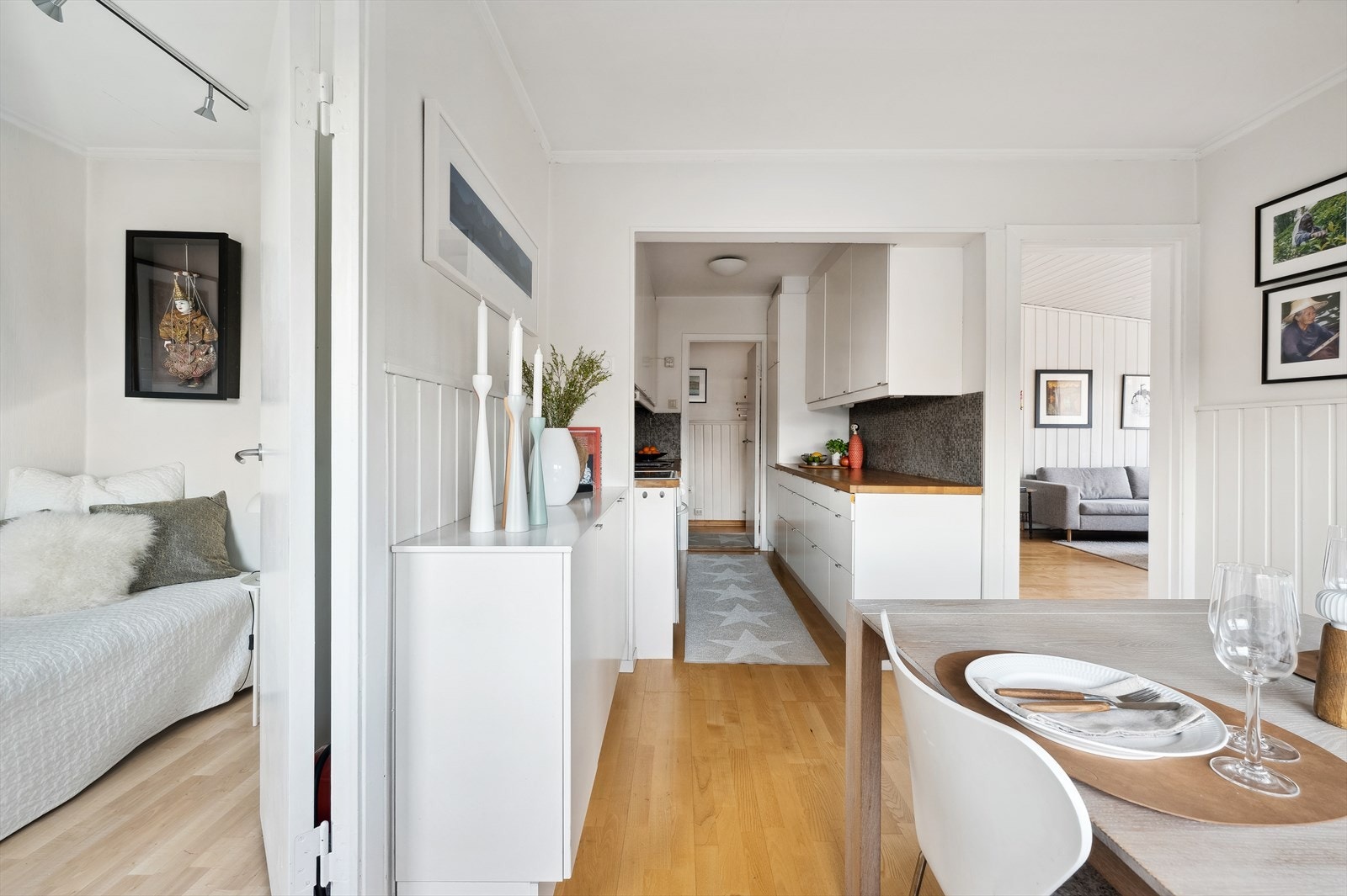 Det er to store vinduer ved spisebordet som gir godt med lys og utsikt. Galleribilde