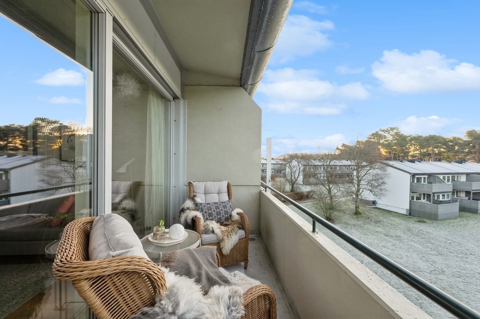 Fra stuen er det også dør ut til leilighetens balkong. Galleribilde