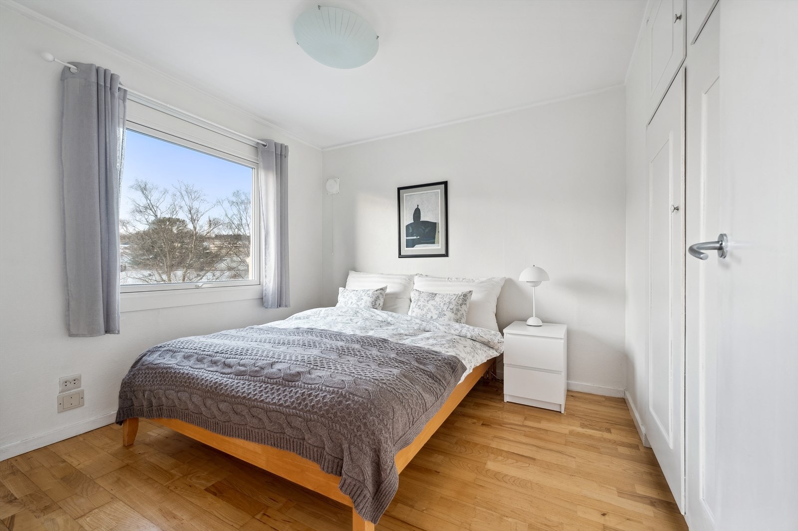 Hovedsoverommet er stort og fint med god plass til romslig seng og garderobe. Galleribilde