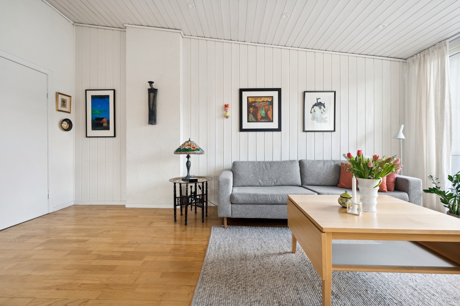 I tillegg er deler av stuen av ekstra takhøyde, samt store vinduflater som gir en lys og luftig romfølelse. Galleribilde