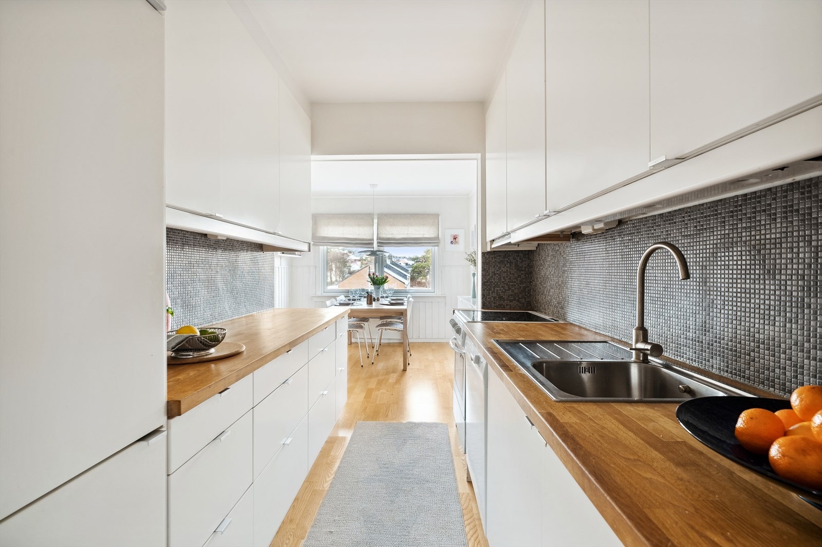 Kjøkkenet har innredning på to vegger med både over- og underskap på begge sidene. Galleribilde